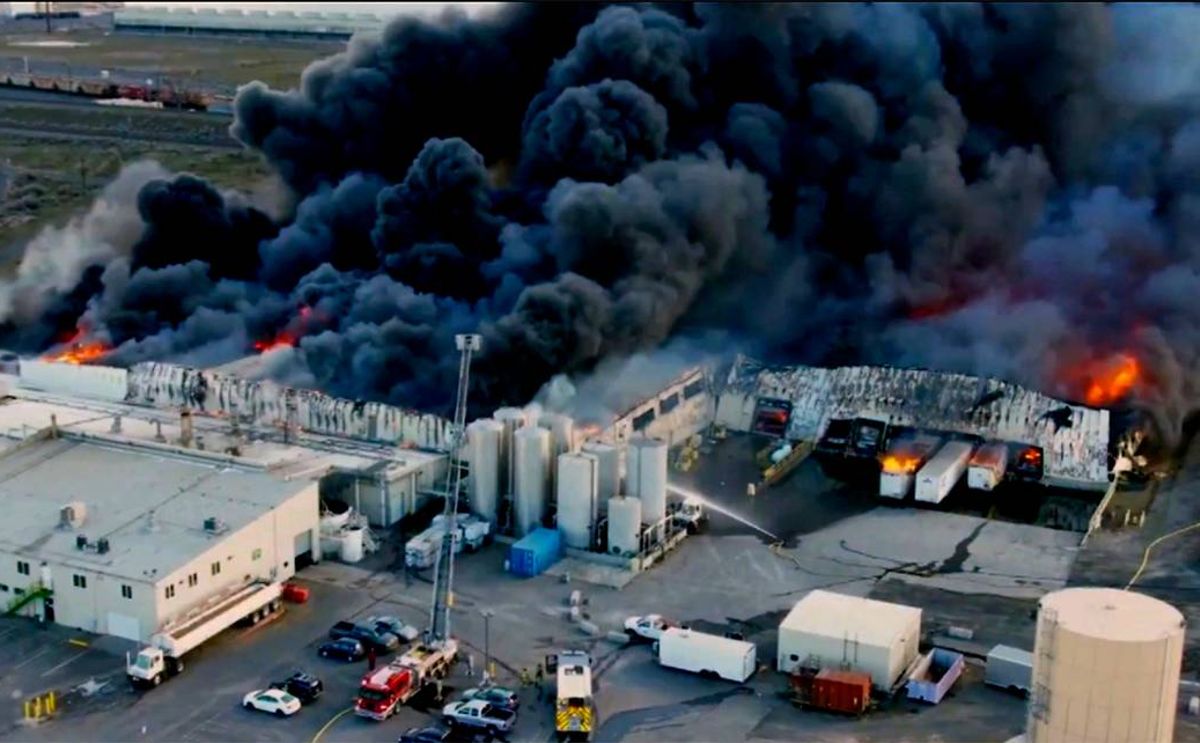 An apparent boiler explosion at Shearer’s Foods plant south of Hermiston sparked a dramatic fire Tuesday afternoon at the snack foods manufacturing facility. Courtesy: Brandon Artz.