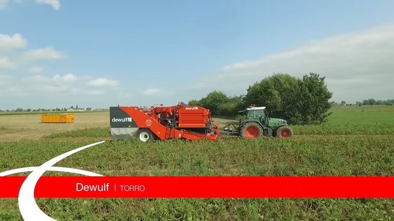 The Dewulf Torro is a light trailed 2-row offset bunker harvester with special attention to potato-friendliness as well as product quality.