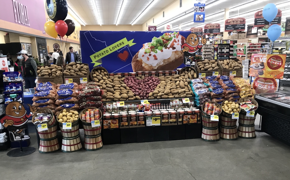 Creating the 1st place display in the 10+ registers category was an ongoing labor of love for Alan Summers, produce manager at Broulim’s in Rexburg, Idaho