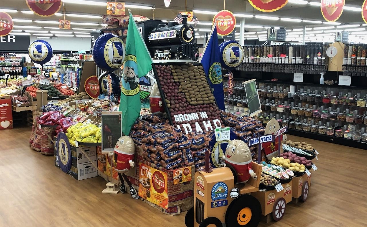 Idaho spuds on the move inspired produce manager Danny Kim’s display at Pick-Rite Thriftway in Montesano, Washington, which took 1st place in the 1-5 register category.