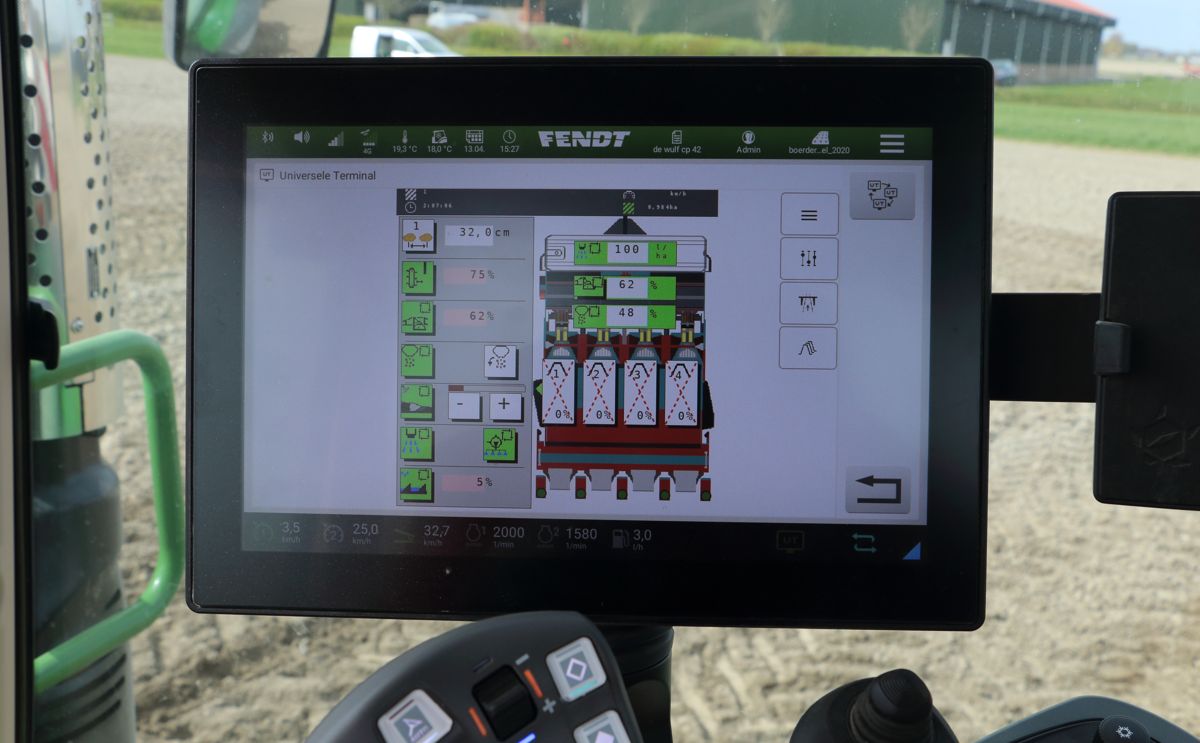 ISOBUS operation is manufacturer-independent and therefore available both via the tractor and via
an additional display in the cabin