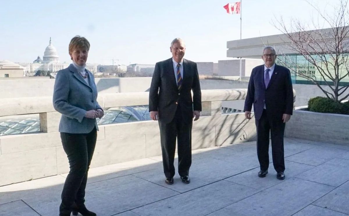 Agriculture Minister Marie-Claude Bibeau, U.S. Secretary of Agriculture Tom Vilsack and P.E.I. MP Lawrence MacAulay met in Washington on Jan. 27, 2022. Courtesy: Twitter/Marie-Claude Bibeau