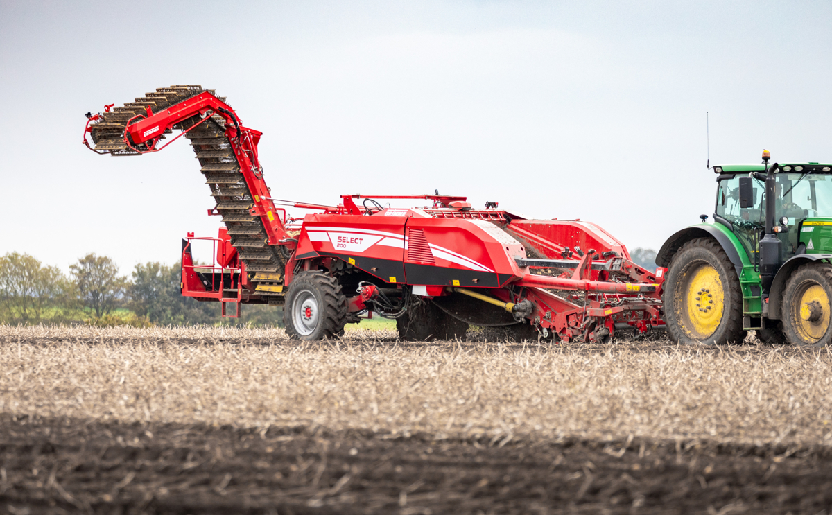 The two-row elevator harvester SELECT 200 can be equipped with a wide range of different separator combinations for almost any harvesting conditions.