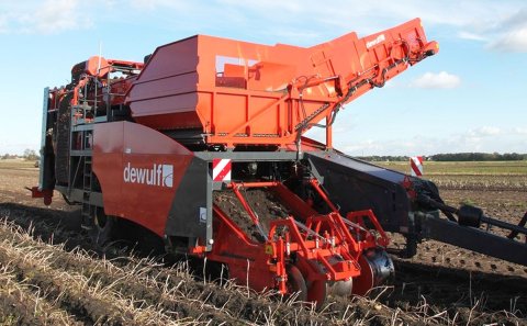 Dewulf R2060 Trailed 2-row sieving harvester